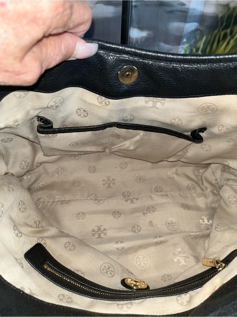 Tory Burch Amanda Black Pebbled Leather Shoulder Bag with Logo Medallion - Picture 8 of 9